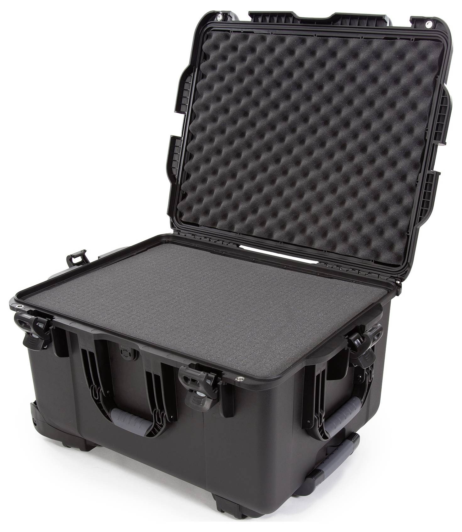 Czarny, wytrzymały kufer transportowy z otwartą pokrywą i wyściółką piankową wewnątrz. Odpowiedni do bezpiecznego przewozu delikatnych przedmiotów.