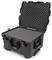 Czarny, wytrzymały kufer transportowy z otwartą pokrywą i wyściółką piankową wewnątrz. Odpowiedni do bezpiecznego przewozu delikatnych przedmiotów.