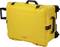 Żółty, wytrzymały walizka na kółkach z czarnym uchwytem i zamkami, odpowiednia do bezpiecznego transportu delikatnego sprzętu.