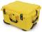 Żółty, wytrzymały kufer transportowy z czarnymi uchwytami i zamknięciami, idealny do bezpiecznego przewożenia delikatnego sprzętu.