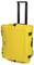Żółta, twarda walizka na kółkach z wysuwaną rączką i wzmocnionymi narożnikami. Idealna do podróży lub bezpiecznego transportu przedmiotów.