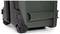Zielony, wytrzymały twardy kufer z kółkami. Idealny do podróży lub bezpiecznego transportu delikatnych towarów.