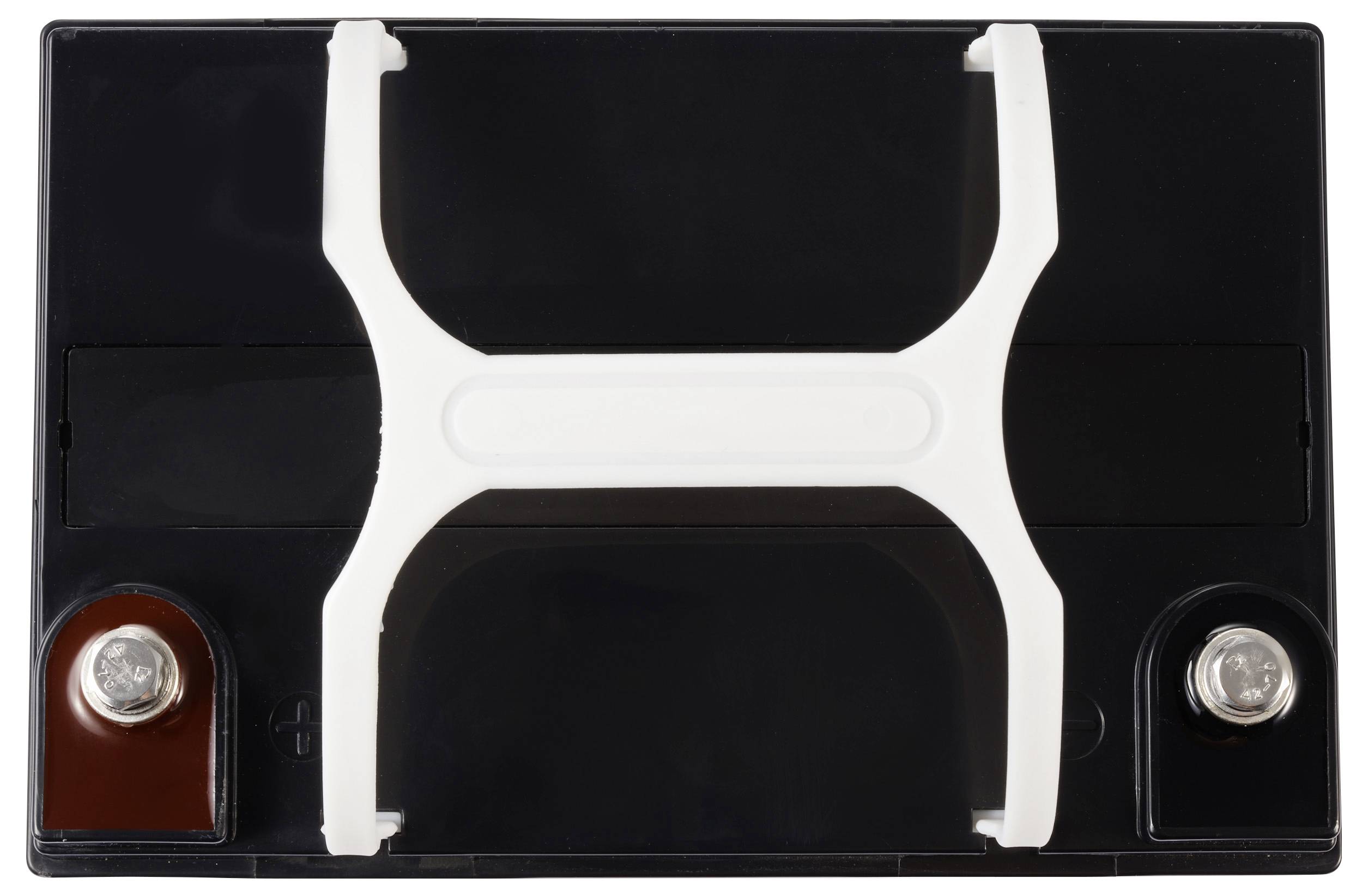 Akumulator samochodowy z góry, czarna pokrywa z białą rączką. Dwa zaciski, jeden czerwony, jeden czarny, widoczne.