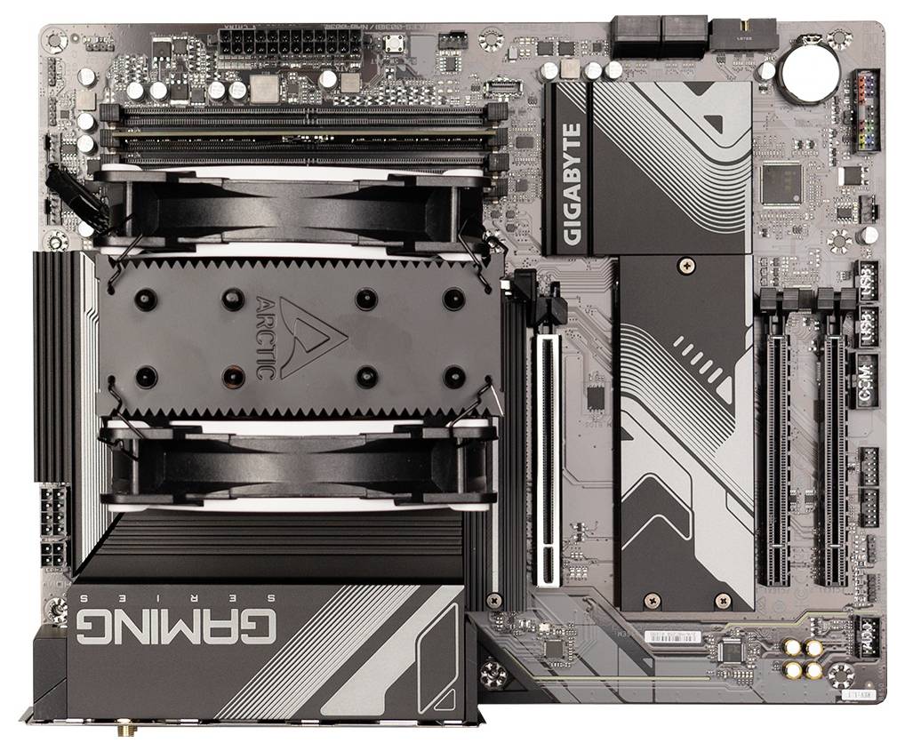 Płyta główna widziana z góry z logo 'GIGABYTE' i 'ARCTIC', z radiatorem oraz złączami dla procesora, pamięci RAM i kart rozszerzeń.