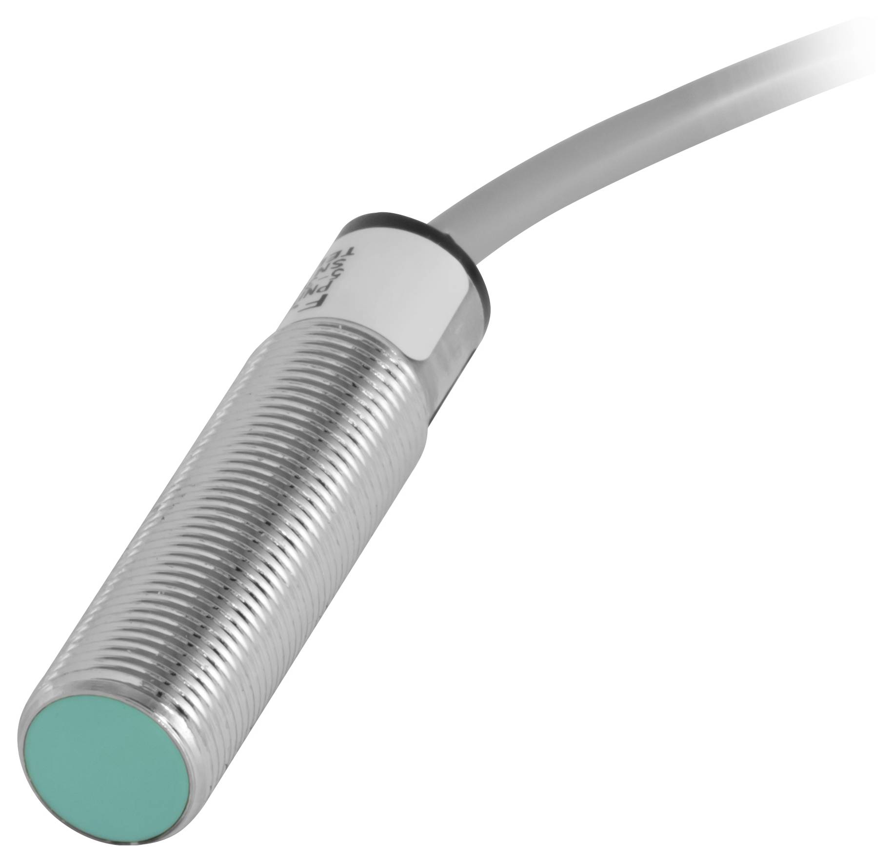 Cylindryczny czujnik zbliżeniowy z żebrowaną metalową obudową i zielonym plastikowyam zakończeniem, podłączony do szarego przewodu.