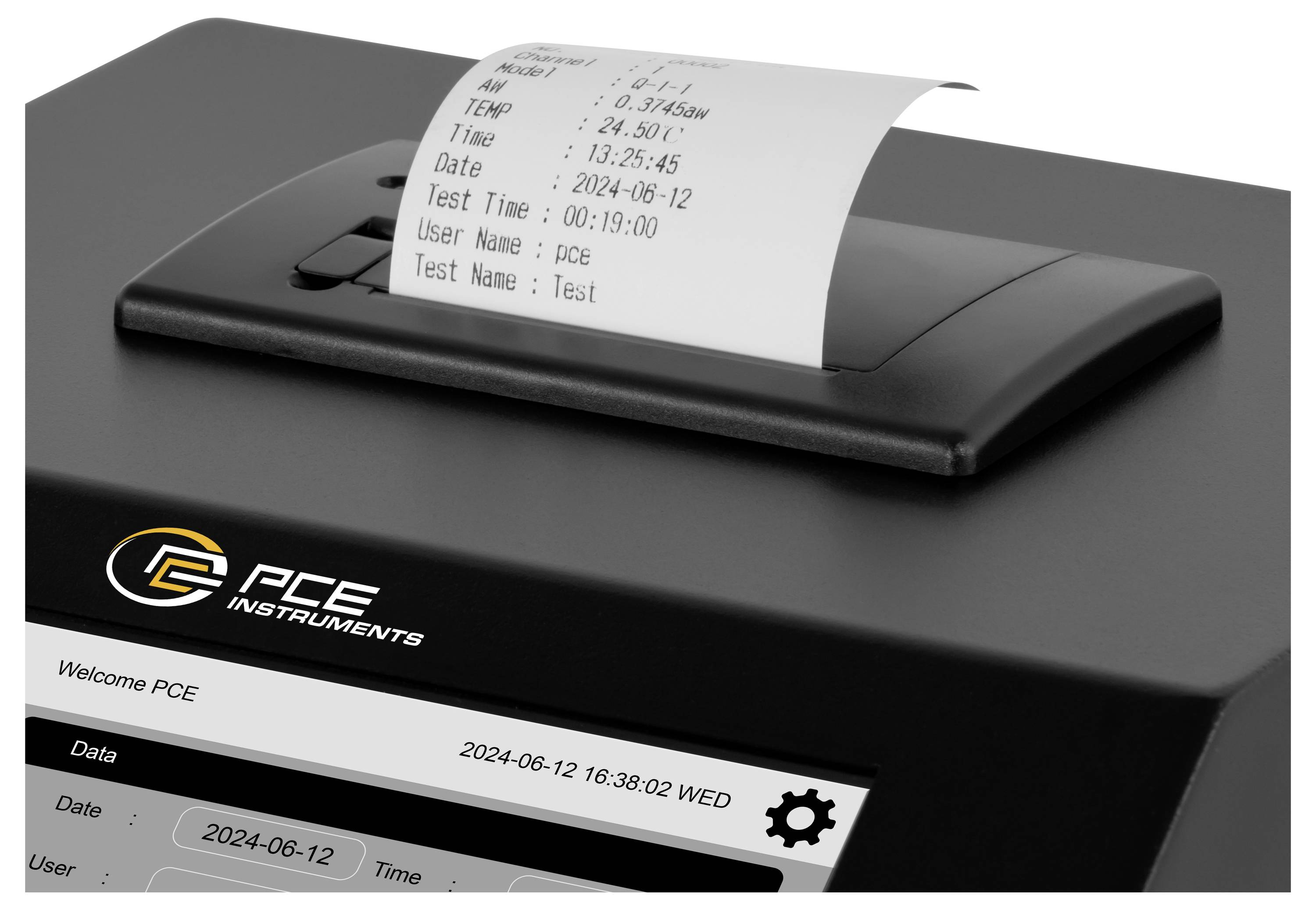 Czarny rejestrator danych/drukarka z paskiem papieru pokazującym pomiary testowe i panel wyświetlacza z napisem „Welcome PCE" oraz datą/godziną.