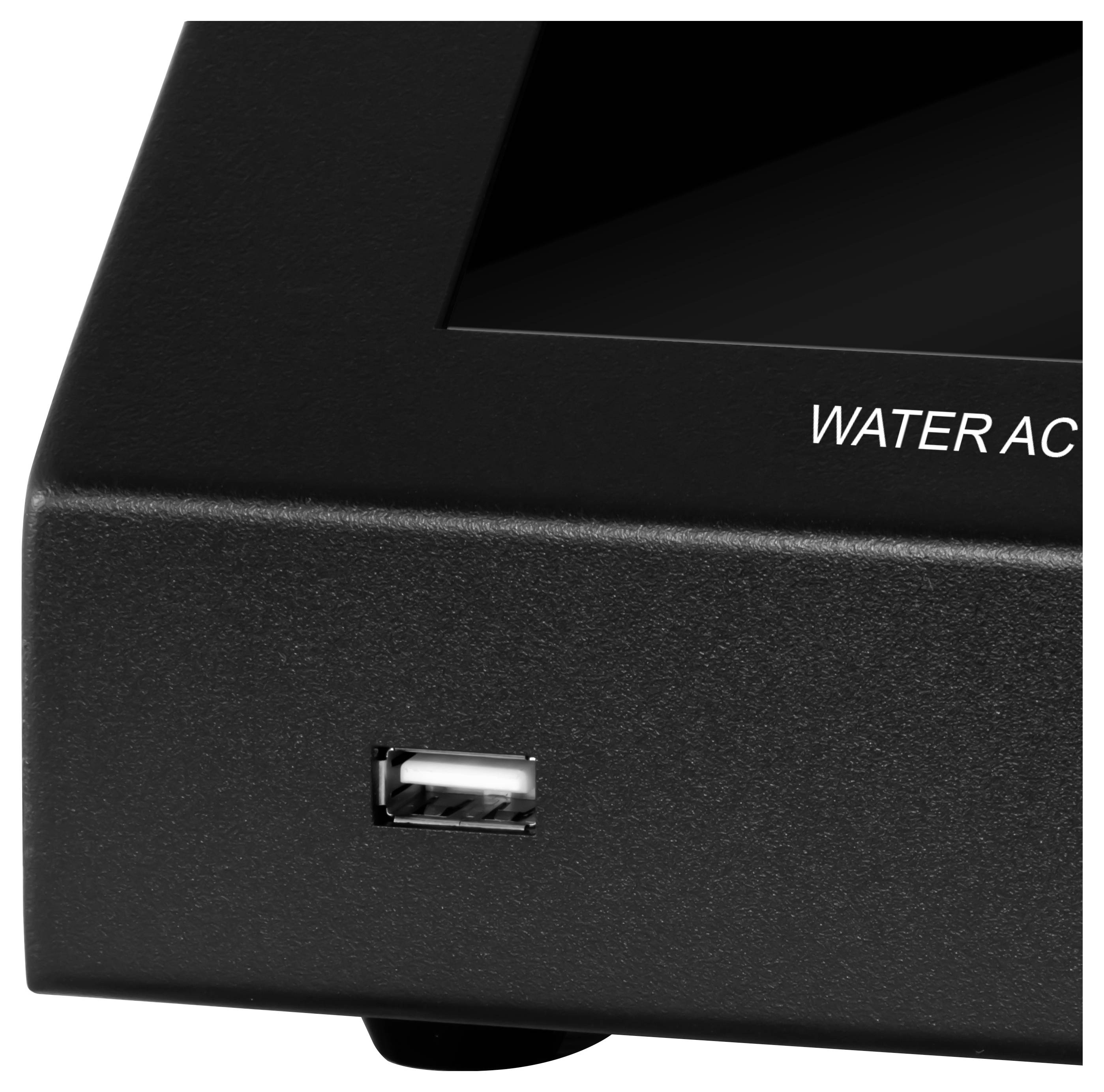 Zbliżenie czarnego urządzenia elektronicznego z małym przednim portem USB i częściową etykietą z napisem „WATER AC".