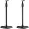 Dwie czarne, regulowane na wysokość słupy z okrągłymi podstawami. Są to urządzenia stabilizujące, prawdopodobnie przeznaczone do tworzenia barier lub wygradzania terenu.
