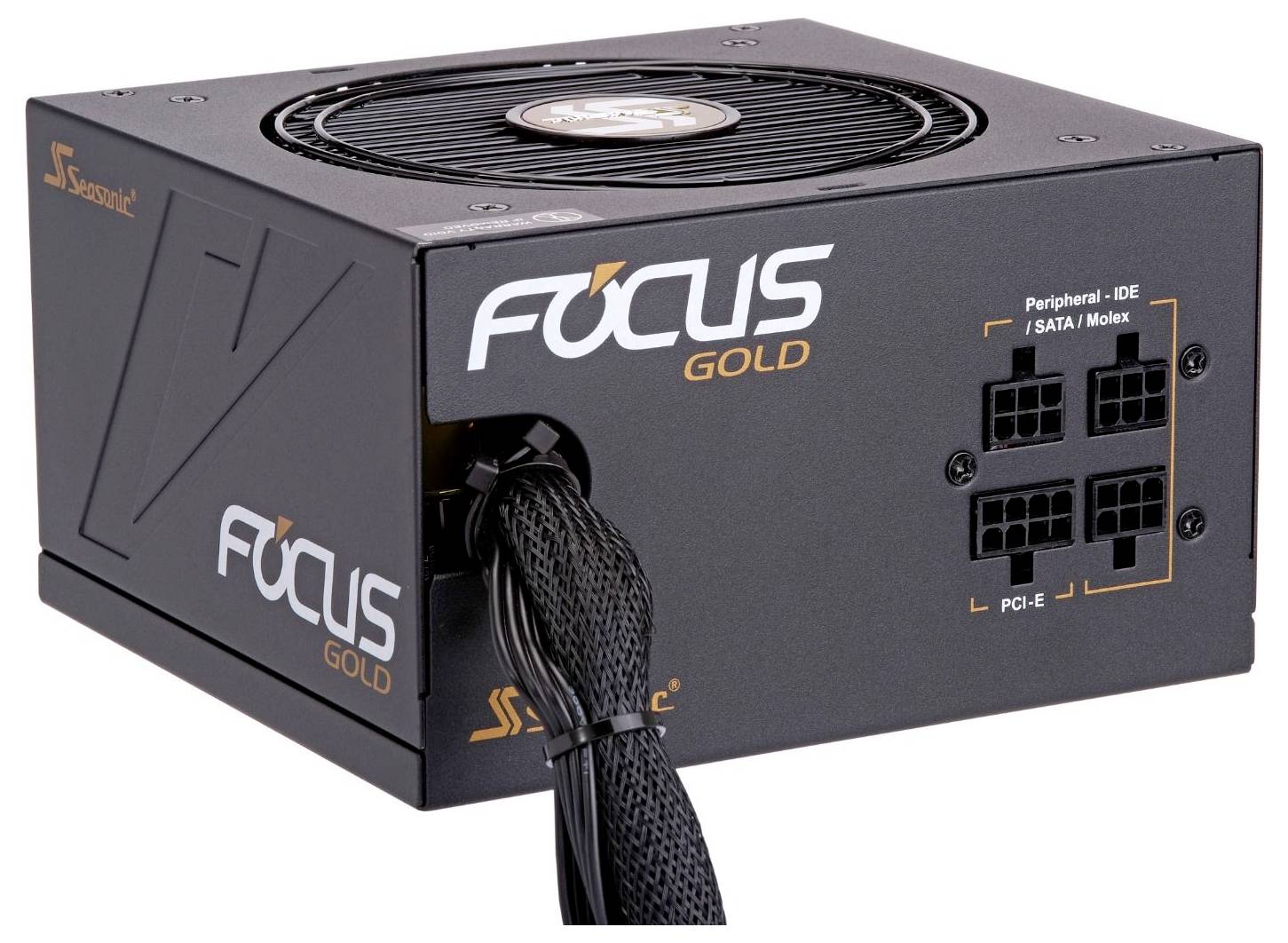 Zasilacz 'Focus Gold' firmy Seasonic z wentylatorem umieszczonym na górze, widoczne złącza kabli do podłączenia urządzeń peryferyjnych oraz kart PCI-E.