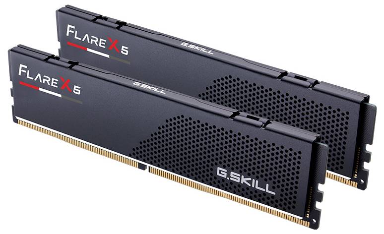 Dwa moduły RAM ułożone obok siebie, z napisami 'Flare X5' i 'G.Skill' na czarnym tle.