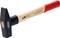 Ciężki młot z czerwonym uchwytem i drewnianym trzonkiem, na którym widnieje napis 'Genuine Hickory'. Odpowiedni do intensywnego użycia i charakteryzujący się wytrzymałością.