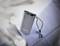 Szara powerbank marki Intenso z małym wyświetlaczem pokazującym '90%' oraz czarną pętlą do przenoszenia.