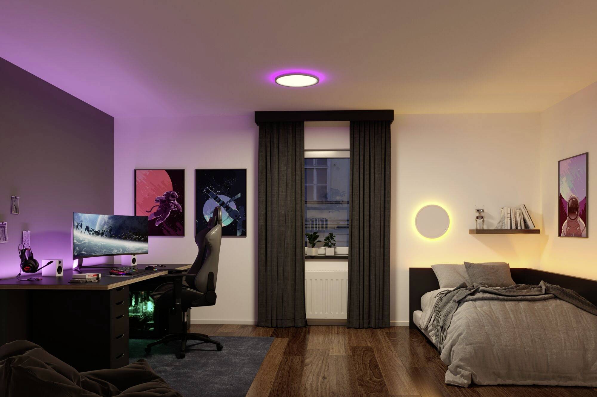 Nowoczesna sypialnia z biurkiem, komputerem do gier, tapicerowanym fotelem, oświetleniem LED oraz dekoracyjnymi plakatami.