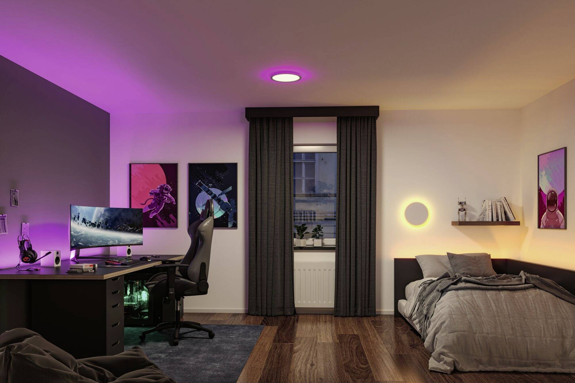 Stylowo urządzona sypialnia z biurkiem i komputerem do gier po lewej stronie oraz przytulnym łóżkiem po prawej. Obrazy na ścianach i kolorowe oświetlenie nadają pomieszczeniu niepowtarzalny klimat.