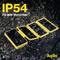 Przenośne żółte urządzenie z panelem solarnym w deszczu; widoczny tekst 'IP54 Do każdych warunków pogodowych' oraz logo 'Aqiila'.