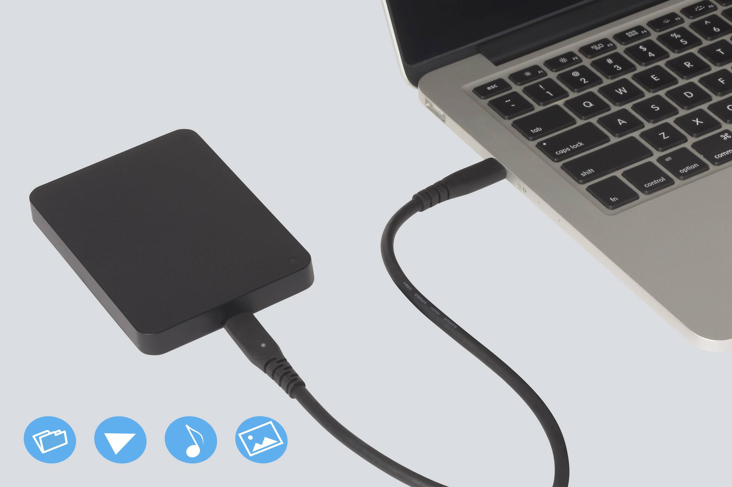 Zewnętrzny dysk twardy podłączony do laptopa. Cztery ikony na dolnej krawędzi ekranu symbolizują pliki, wideo, muzykę i zdjęcia.