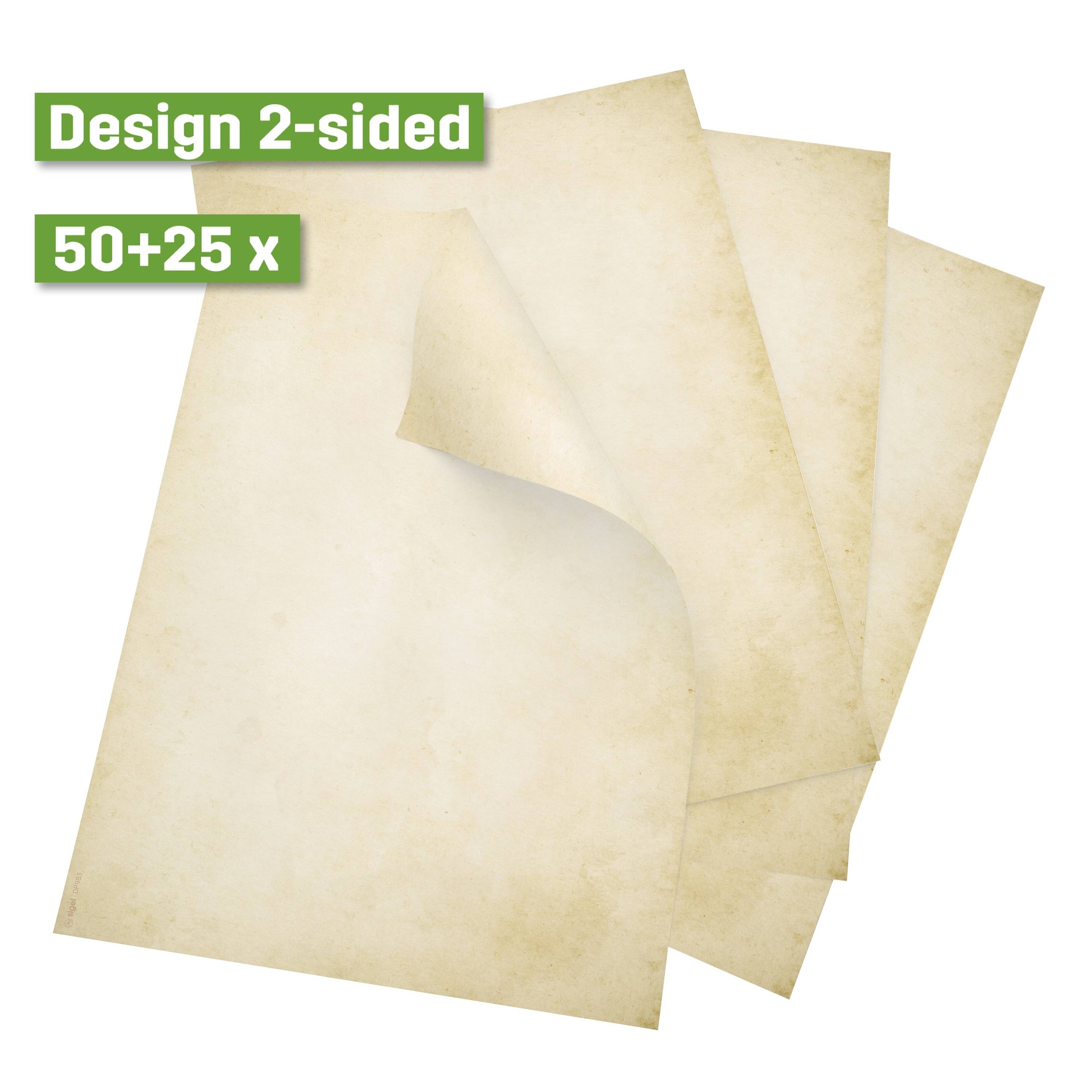 Stos czystych arkuszy papieru w stylu vintage z zielonymi etykietami z napisem „Design 2-sided" i „50+25 x".