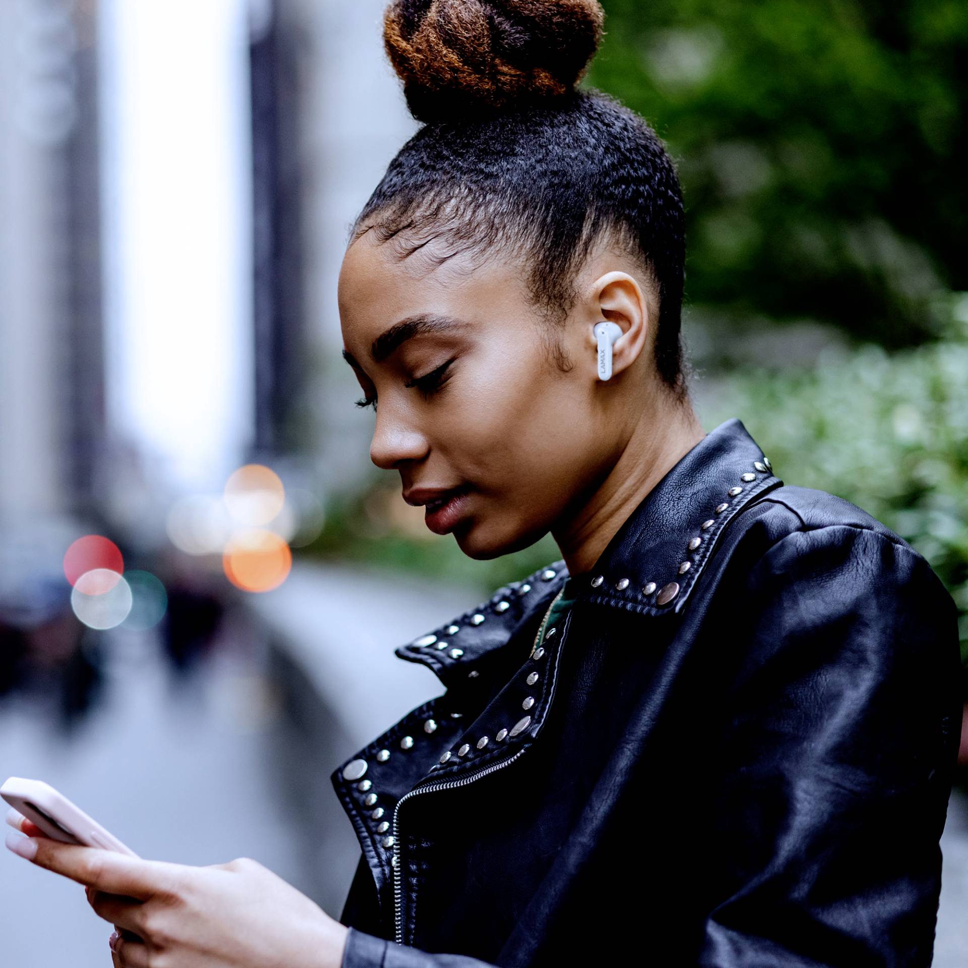 Bluetooth-стерео навушники-вкладиші Lamax Tones1, білий індикатор заряду батареї, футляр для перенесення, регулювання гучності, за