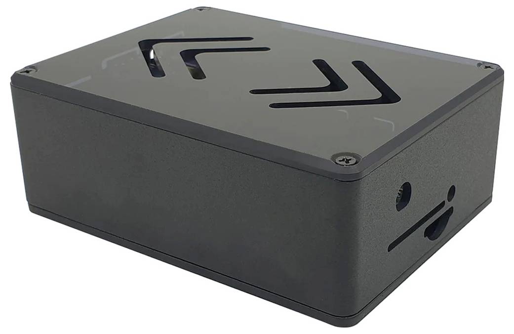Prostokątna, czarna obudowa o zaokrąglonych narożnikach, z otworami wentylacyjnymi u góry i kilkoma otworami przyłączeniowymi z boku.