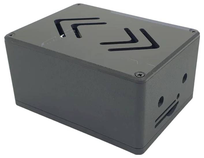 Szare, prostokątne obudowa z otworami wentylacyjnymi u góry i po bokach. Projekt jest prosty i funkcjonalny, przeznaczony dla komponentów elektronicznych.