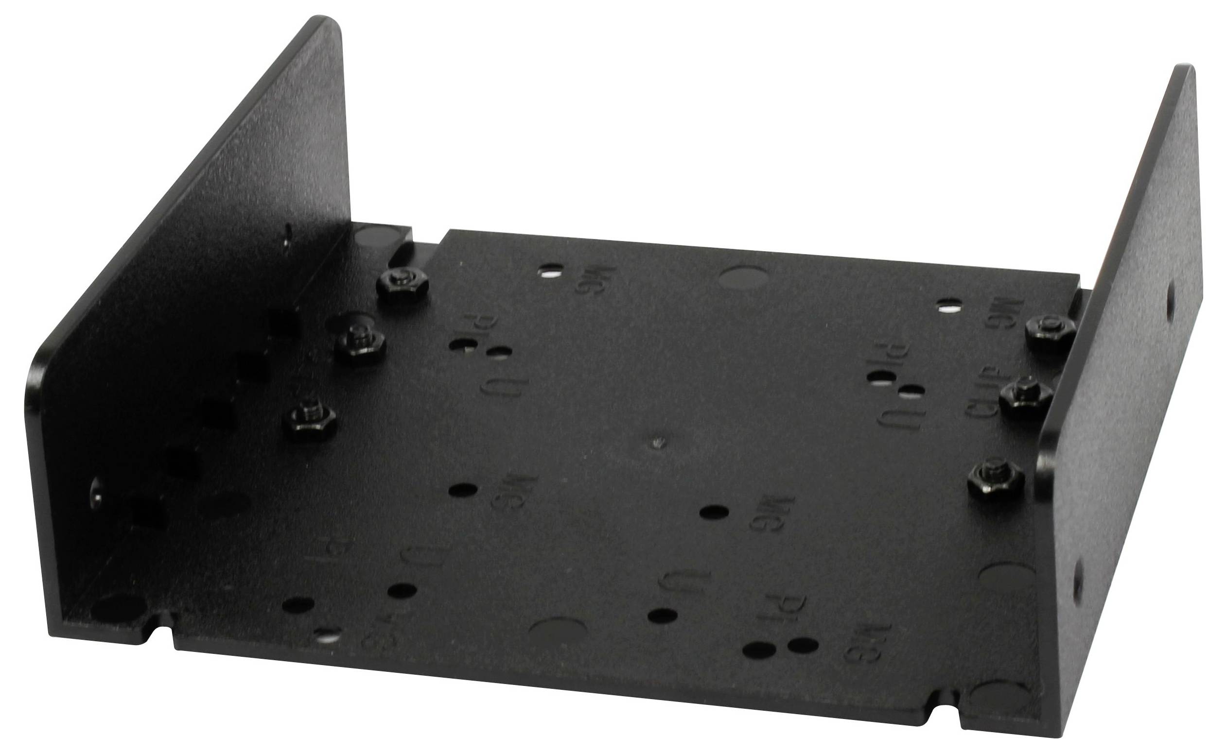 Czarne metalowe mocowanie montażowe z uprzednio wywiertanymi otworami i śrubami do zamocowania elementów technicznych.