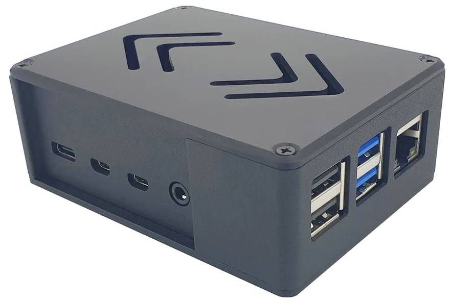 Czarna obudowa dla komputera jednopłytkowego z wieloma portami USB i otworami wentylacyjnymi. Idealna do projektów majsterkowiczów.