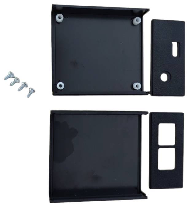 Dwa czarne prostokątne obudowy z tworzywa sztucznego z pasującymi śrubami, jedna z otworami na przełączniki lub złącza.