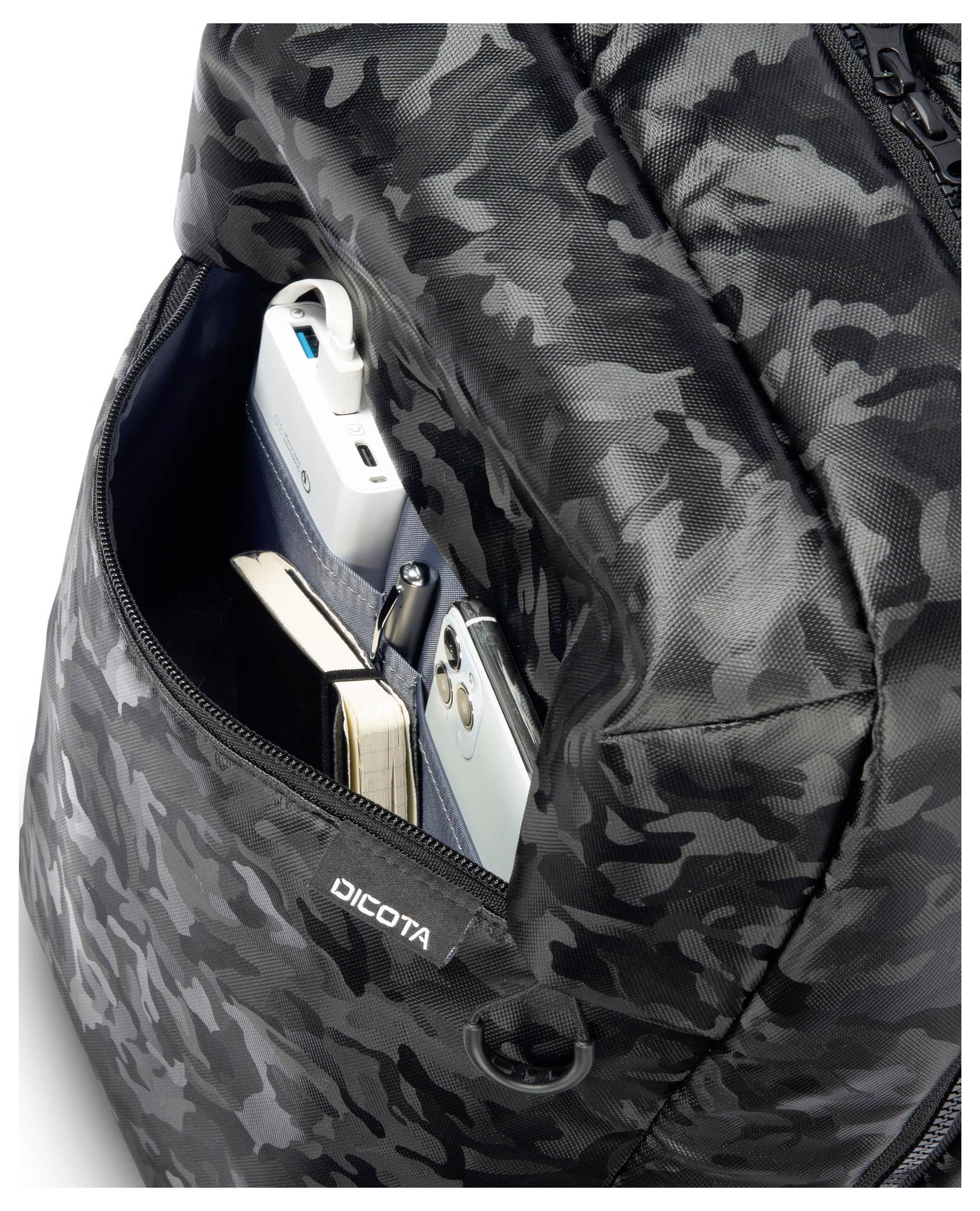 Plecak w kamuflażowy wzór. Otwarta kieszeń boczna zawiera notebook, powerbank i smartfona. Widoczna nazwa marki 'Dicota'.