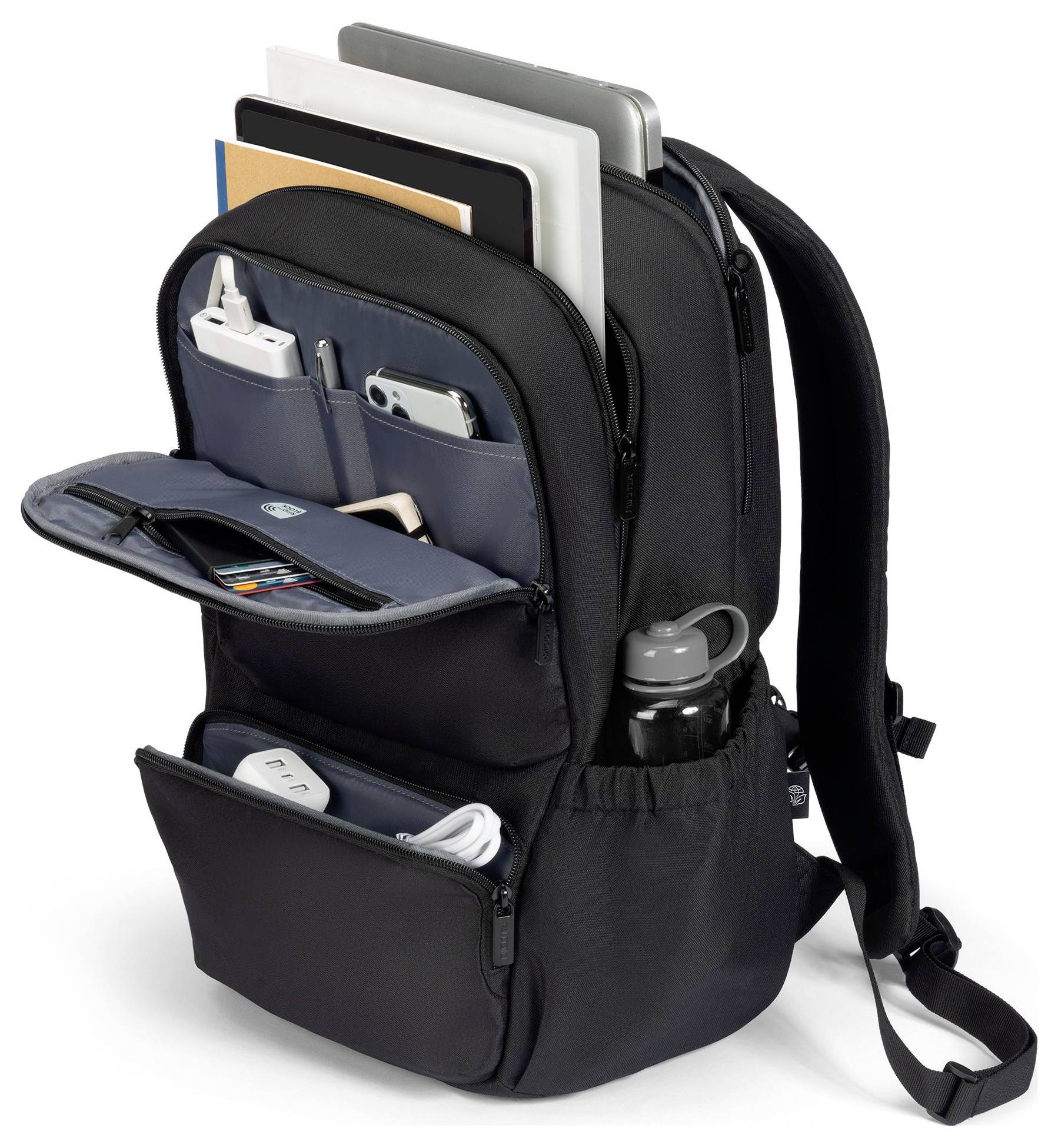 Czarny plecak z otwartymi przegrodami, wypełniony laptopem, dokumentami, długopisami, smartfonem, ładowarkami i butelką wody.