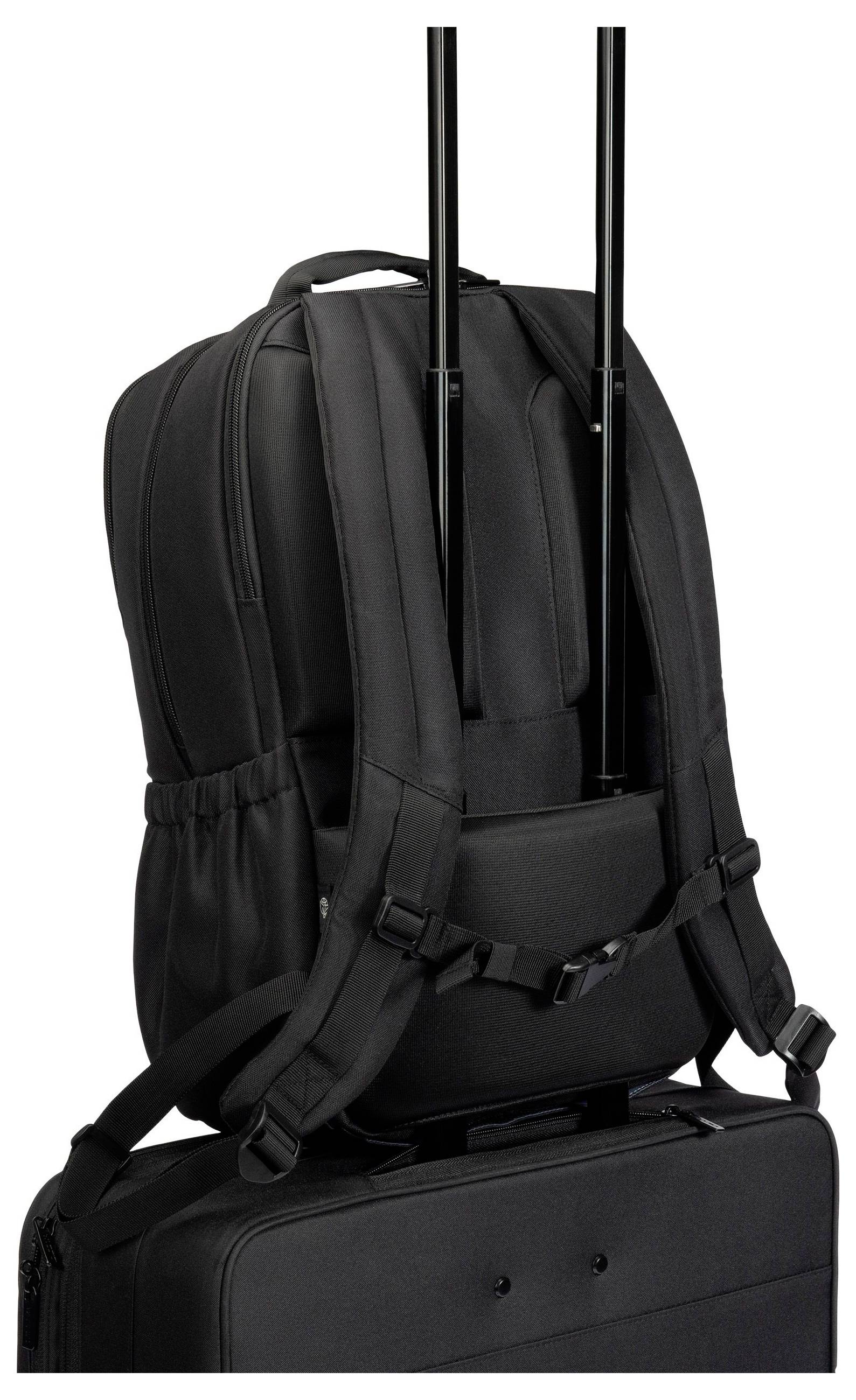 Czarny plecak bezpiecznie spoczywa na walizce na kółkach z wysuwaną rączką. Idealny do podróży z bagażem podręcznym.