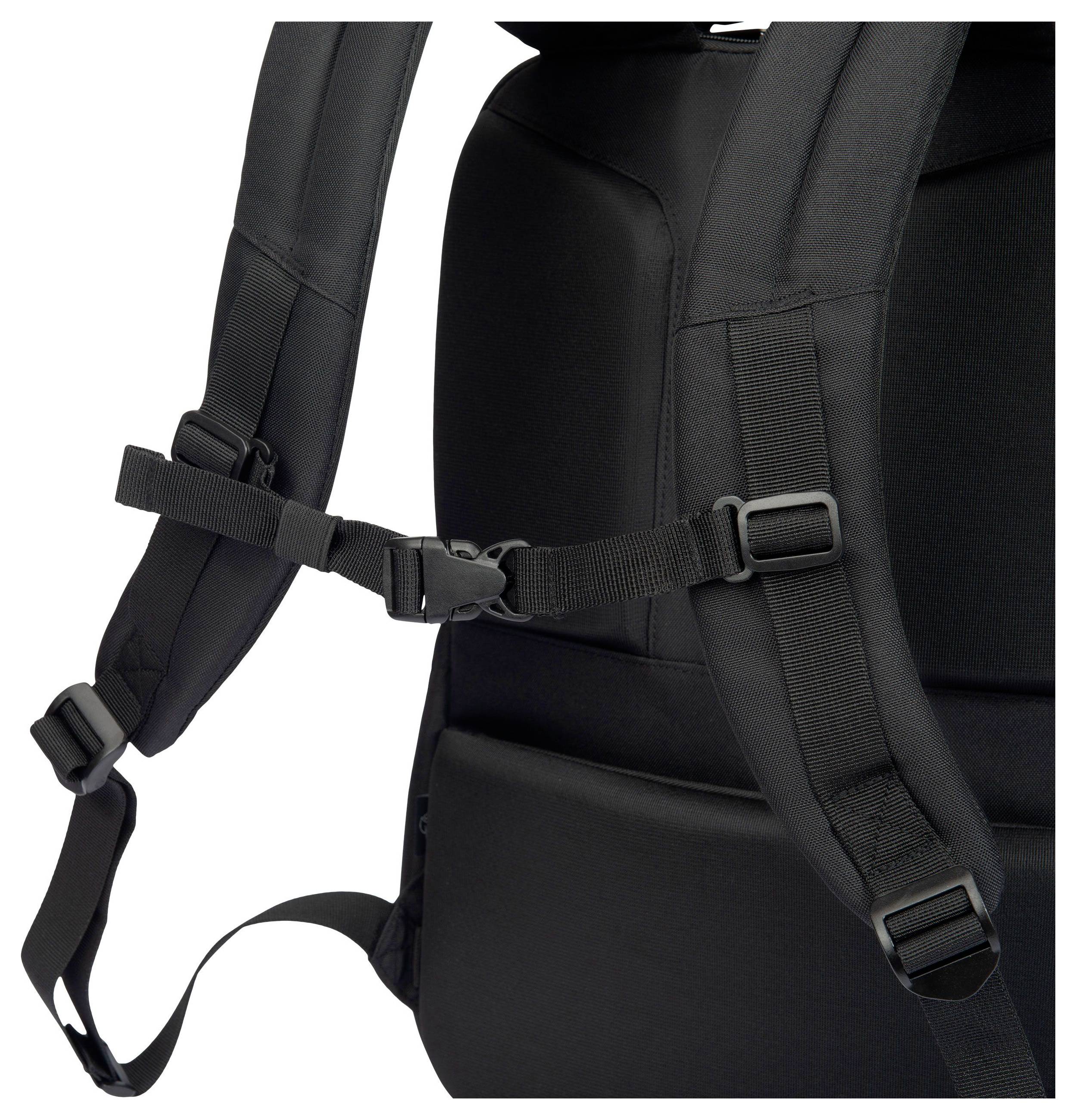 Czarny plecak z regulowanymi paskami i pasem piersiowym dla lepszego podparcia. Idealny do podróży lub codziennego użytku.