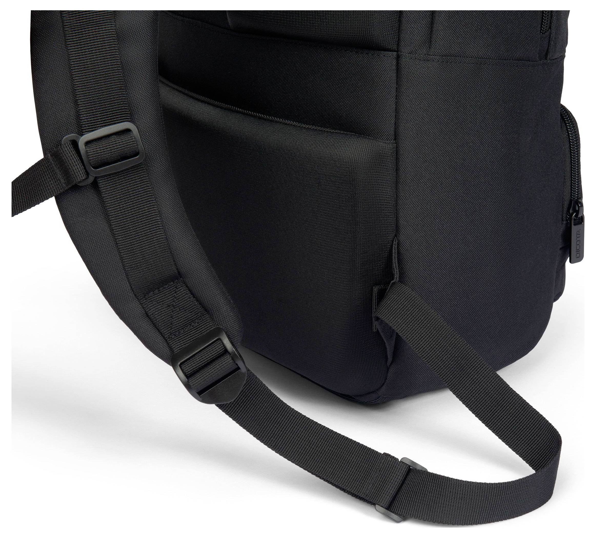 Czarny plecak z regulowanym paskiem na ramię i zapięciem na rzep. Widoczne kieszenie i zamek błyskawiczny z boku.