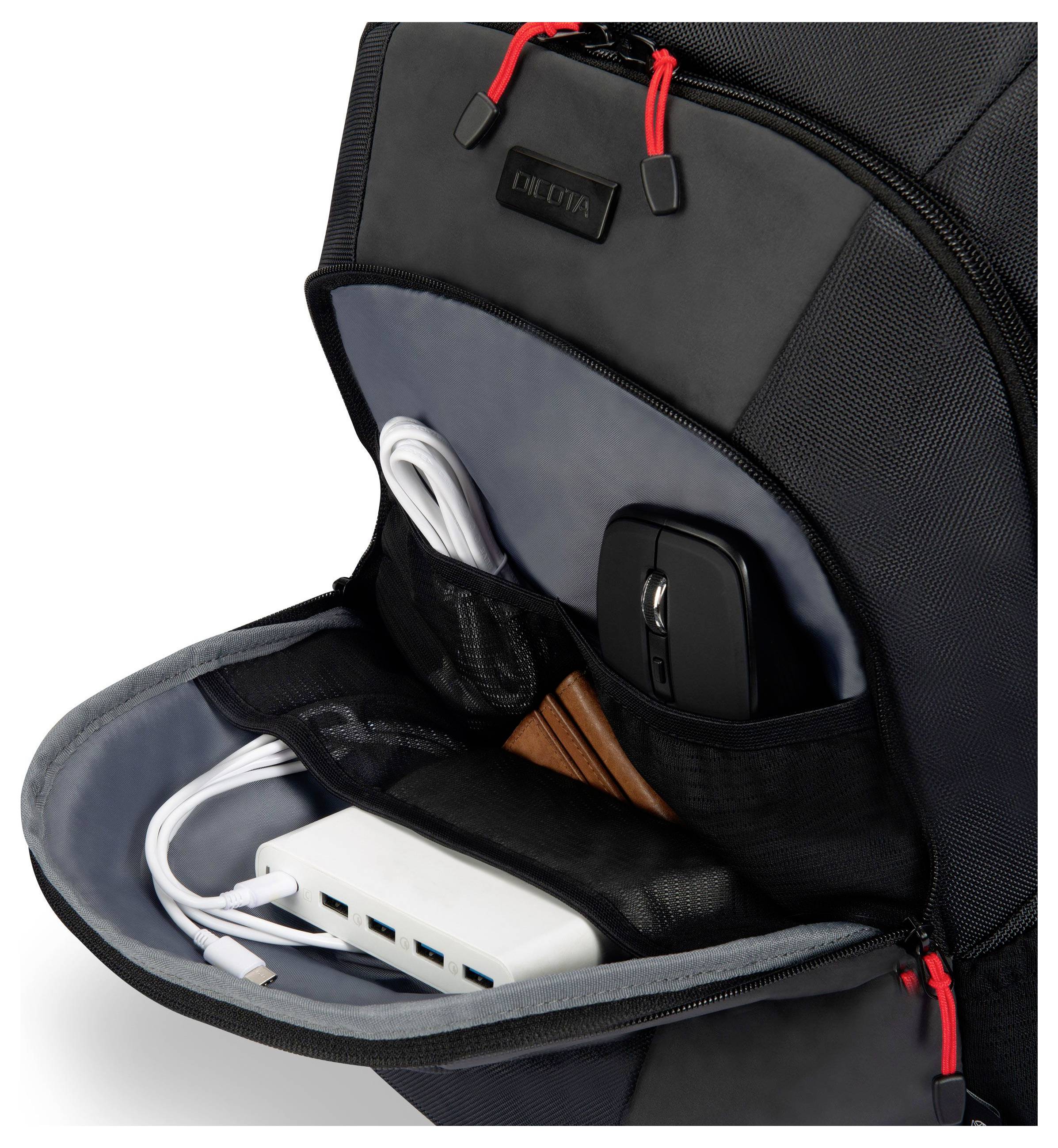 Otwarty czarny plecak z widocznymi przegródkami wewnętrznymi, w których znajdują się mysz, zasilacz i białe przewód.