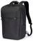 Czarny plecak z dwoma paskami na ramiona i górną rączką do przenoszenia. Posiada główną komorę oraz przednią kieszeń zamykaną na zamek błyskawiczny.