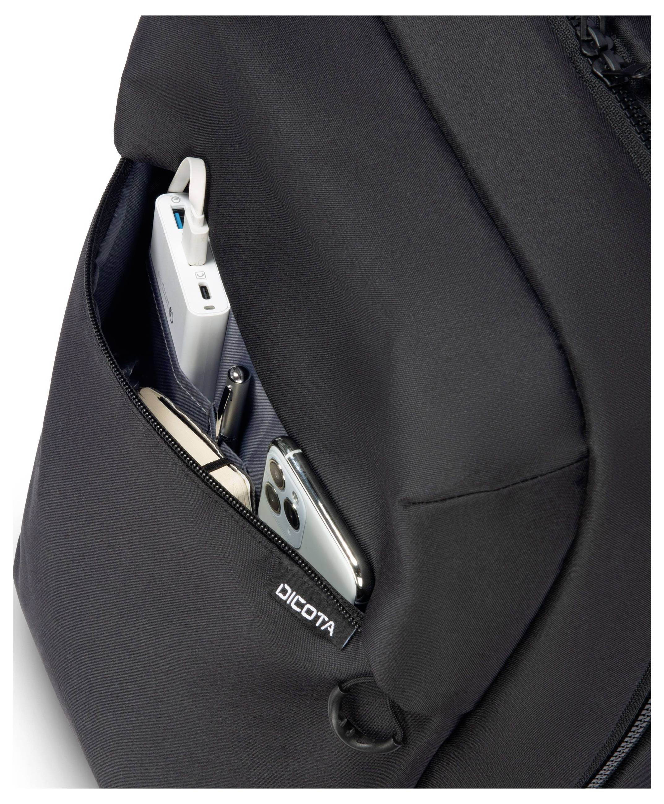 Czarna torba prezentuje otwartą kieszeń zewnętrzną, w której znajduje się smartfon, powerbank i małe przedmioty.