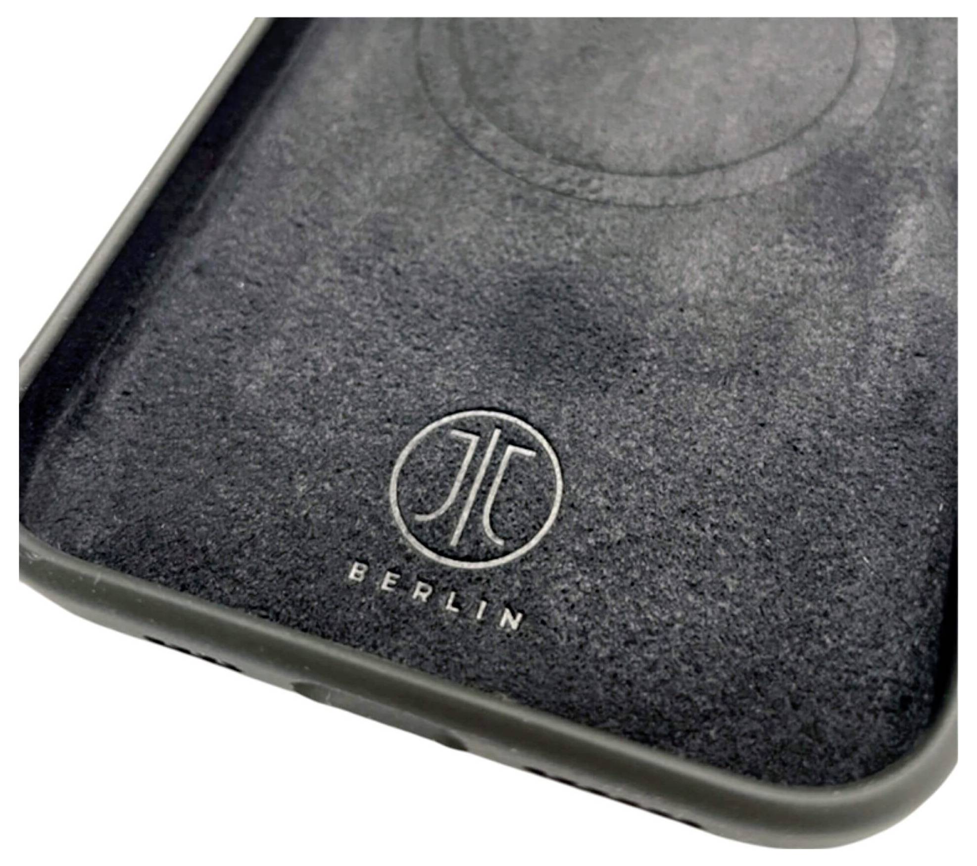 Tylna strona etui na telefon z logo berlińskiej firmy pośrodku. Logo składa się ze stylizowanych liter.
