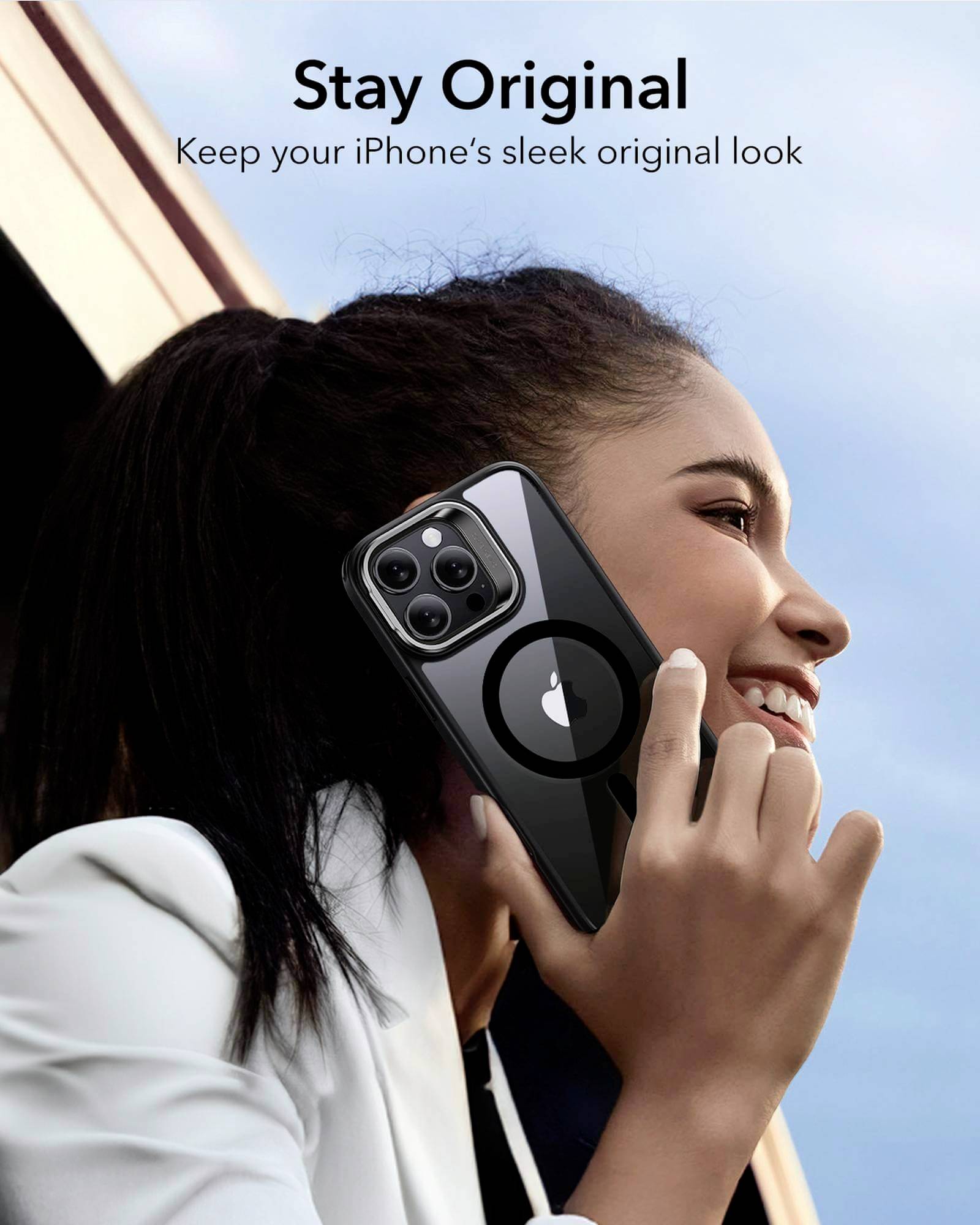 Uśmiechnięta osoba trzyma iPhone'a w etui. Tekst u góry obrazka: 'Stay Original'.