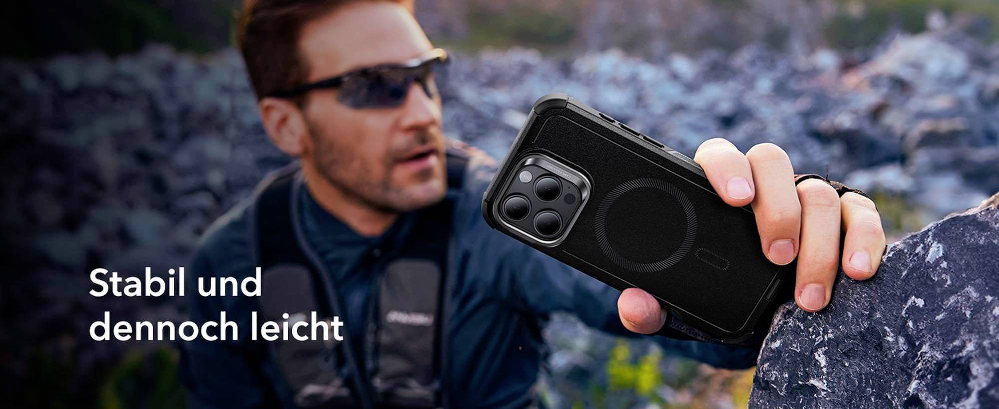 Mężczyzna na wolnym powietrzu trzyma smartfon w wytrzymałej obudowie. Po lewej stronie widnieje napis: 'Solidny, a zarazem lekki'.