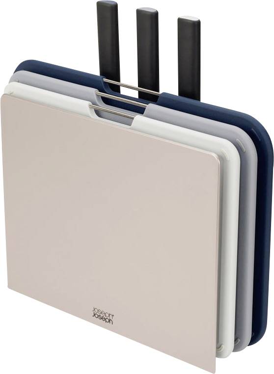 Zestaw desek do krojenia marki Joseph Joseph w czterech różnych kolorach, ułożonych w eleganckim uchwycie, umożliwiającym łatwe wyjmowanie.