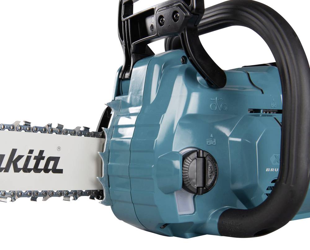 Piła łańcuchowa w zbliżeniu, w kolorze niebieskim, z widoczną prowadnicą łańcucha. Nazwa marki lekko widoczna na łańcuchu.