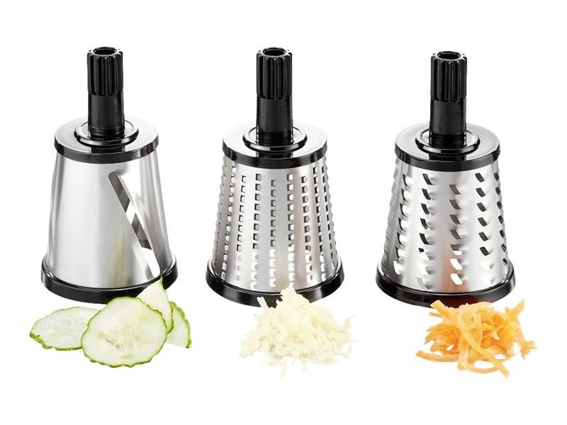 Trzy tarkę ze stali nierdzewnej z wymiennymi bębnami, każda z pokrojonymi ogórkami, startym serem i tartą marchewką.