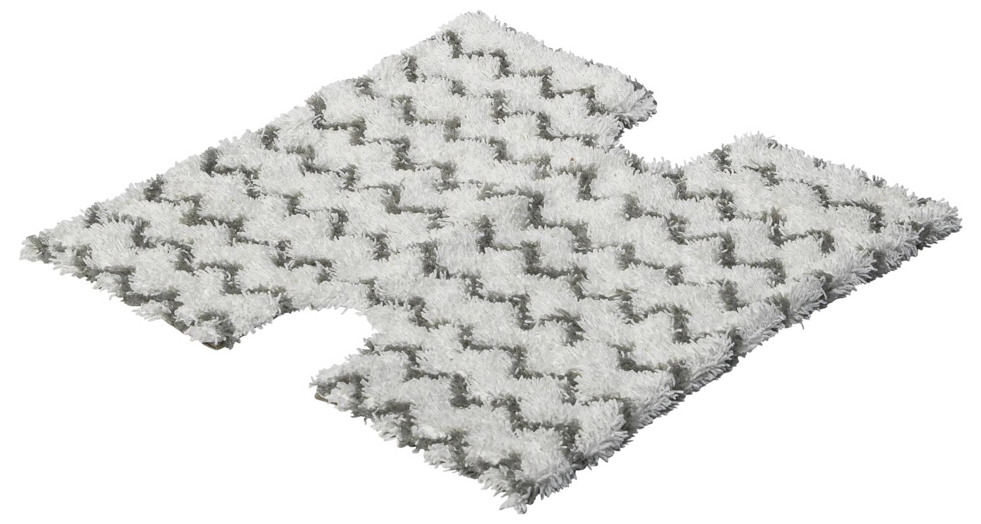 Prostokątny, puszysty dywanik łazienkowy w szaro-białe wzory, z wycięciem, prawdopodobnie dopasowanym do kształtu toalety.