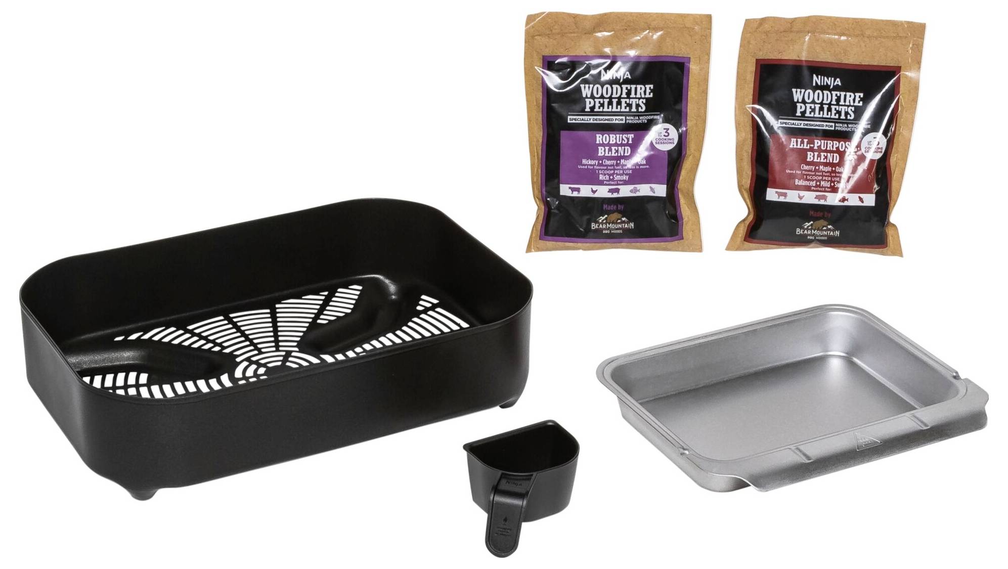 Zestaw akcesoriów do grilla składający się z prostokątnej czarnej patelni grillowej, srebrnej tacy ociekowej, miarki oraz dwóch woreczków z pelletami drewnianymi.