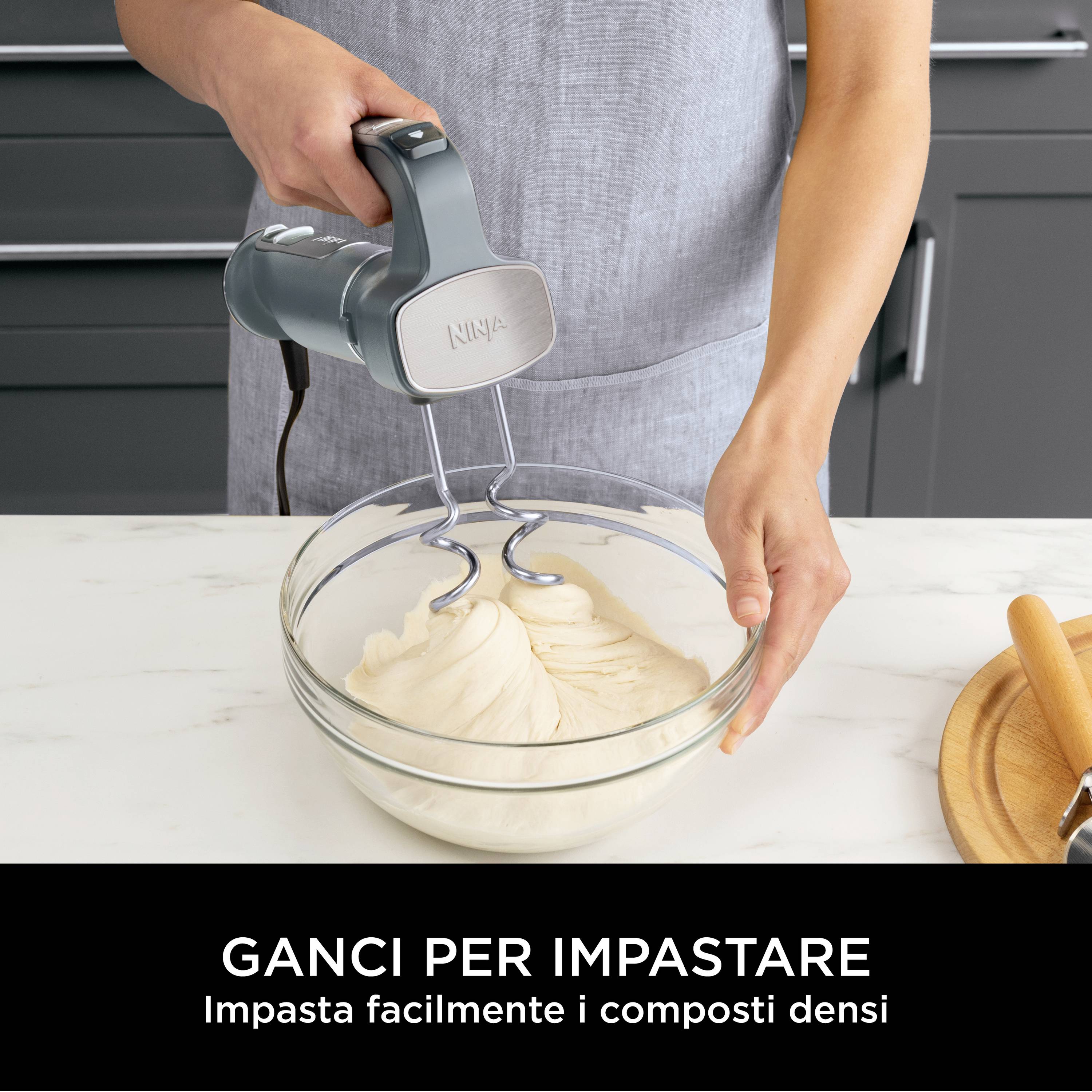 Osoba trzyma ręczny mikser, który miesza gęste ciasto w szklanej misce. Tekst poniżej: 'KOŃCÓWKI DO MIESZANIA Łatwo zamieszaj gęste masy'.