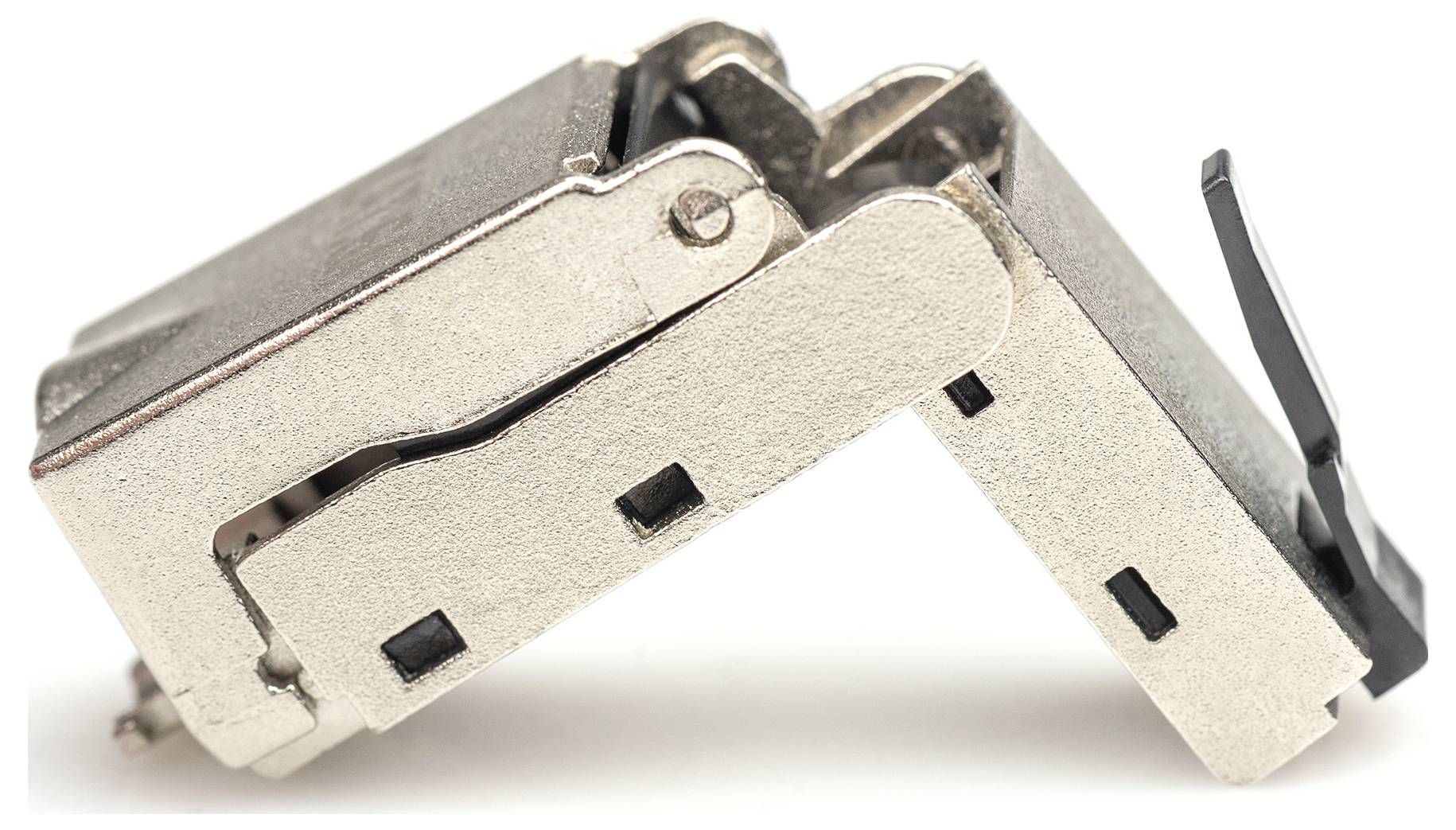 Metalowy wtyk z czarnymi elementami z tworzywa sztucznego, widziany z boku. Odpowiedni do połączeń technicznych w urządzeniach elektronicznych.