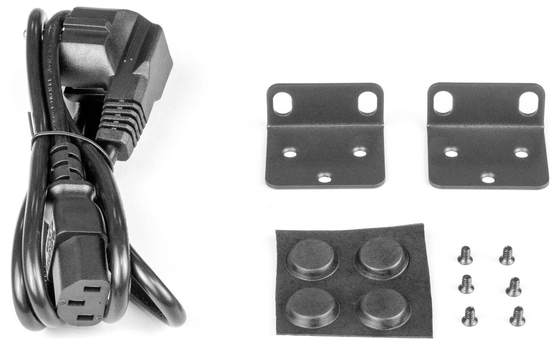 Kabel sieciowe z wtyczkami, dwa czarne metalowe kątowniki, cztery okrągłe podkładki samoprzylepne i sześć małych śrub na białym tle.