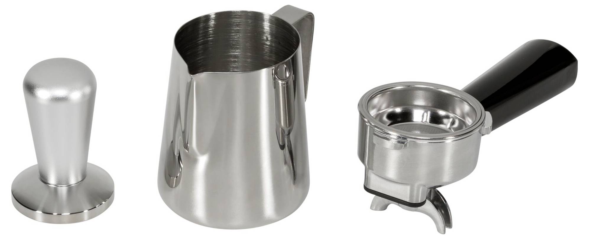 Narzędzia do kawy: Metalowy ubijak, dzbanek do mleka oraz stalowy portafiltr używane do przygotowania espresso.