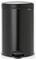 Czarny cylindryczny kosz na śmieci z pedałem, idealny do kuchni lub biur.