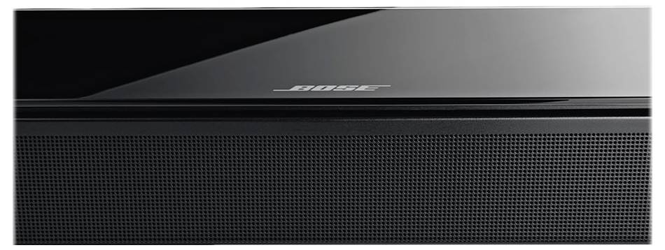 Zbliżenie czarnego głośnika soundbar z logo Bose na górnej powierzchni. Elegancki design, podkreślony błyszczącą powierzchnią i delikatną siatką.