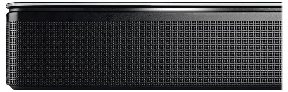 Czarny, prostokątny głośnik z perforowaną przednią ścianką do transmisji dźwięku.